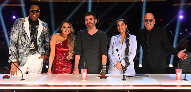 Kardinal Offishall, Trish Stratus, Simon Cowell, Lilly Singh, Howie Mandell pose at judges' desk